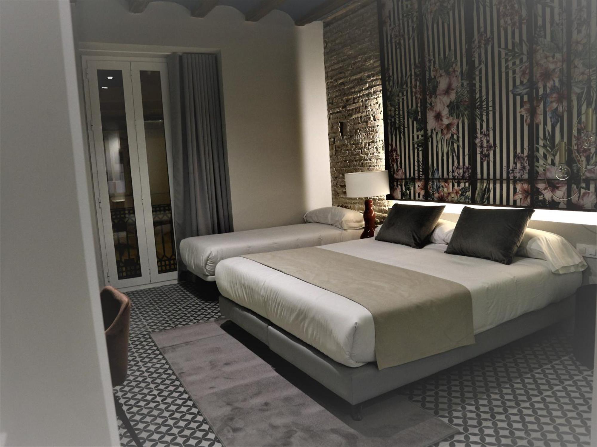 You & Co. Quart Boutique Valencia Room photo