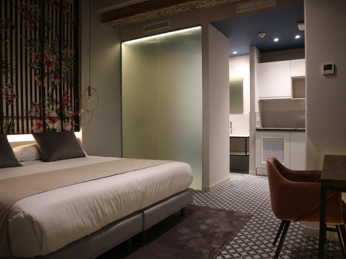 You & Co. Quart Boutique Valencia Room photo